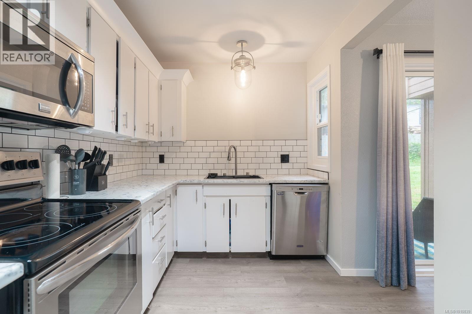 Photo 6 of 10 855 Howard Ave, Nanaimo BC