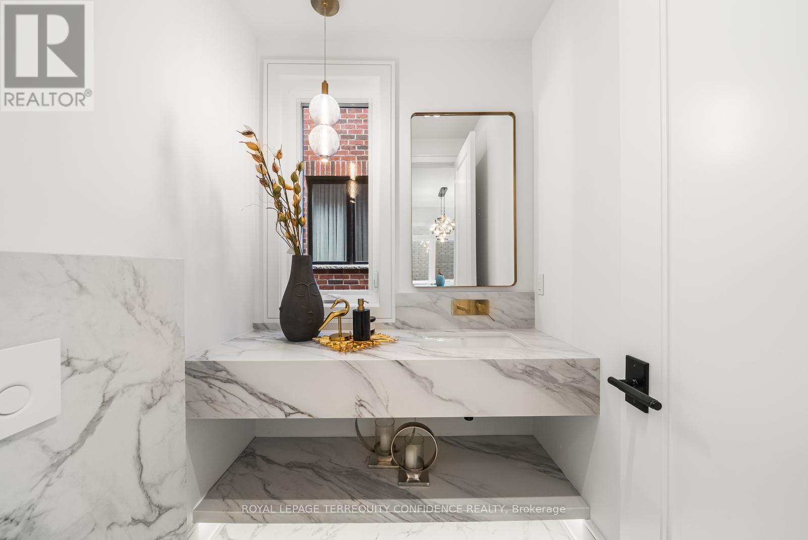 Photo 18 of 338 A Horsham Avenue, Toronto ON