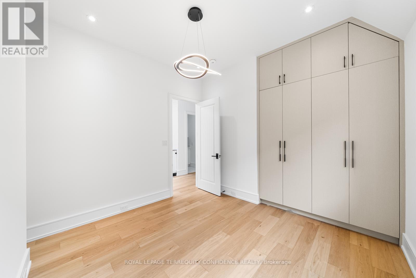 Photo 11 of 338 A Horsham Avenue, Toronto ON