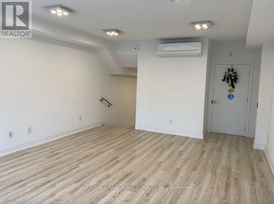Photo 10 of 553 Lakeshore Road E, Mississauga ON