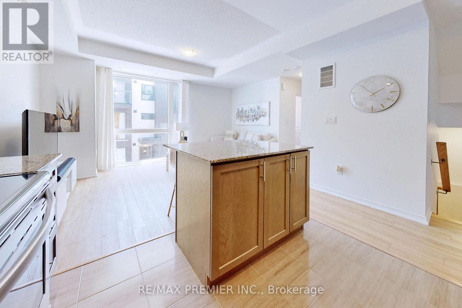 Photo 17 of 121 32 Fieldway Road, Toronto ON