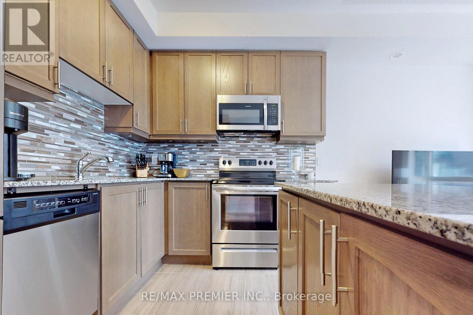 Photo 4 of 121 32 Fieldway Road, Toronto ON