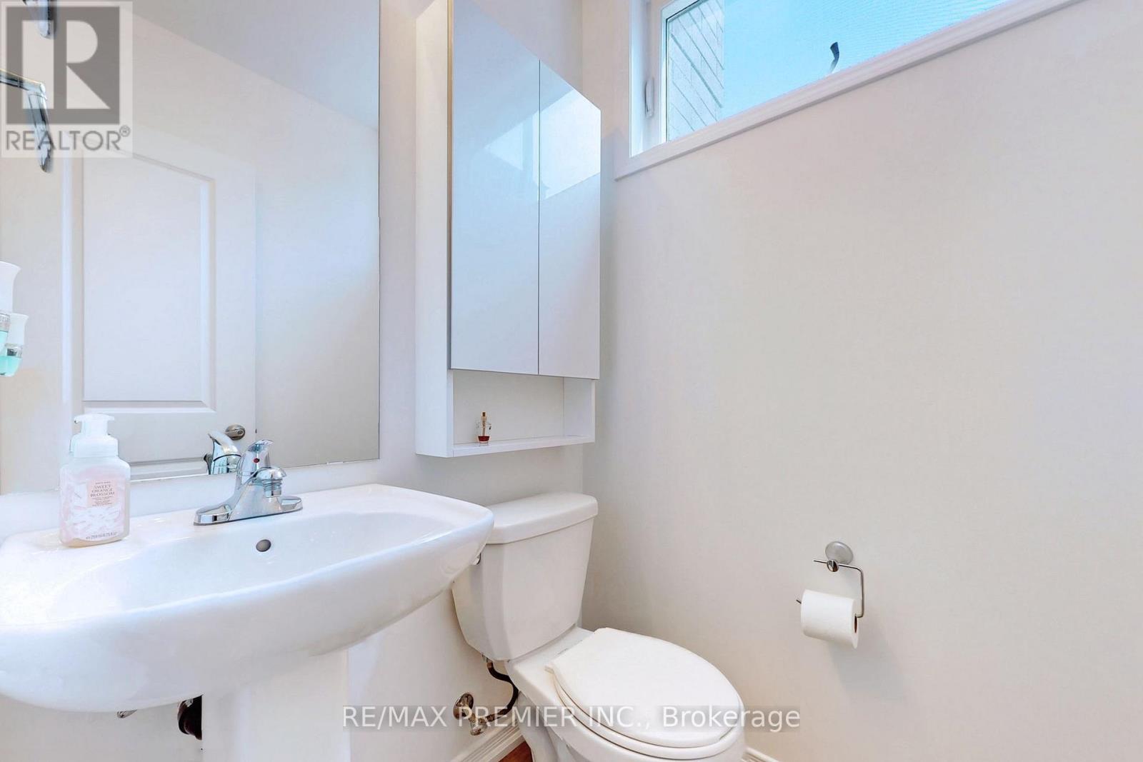Photo 9 of 121 32 Fieldway Road, Toronto ON