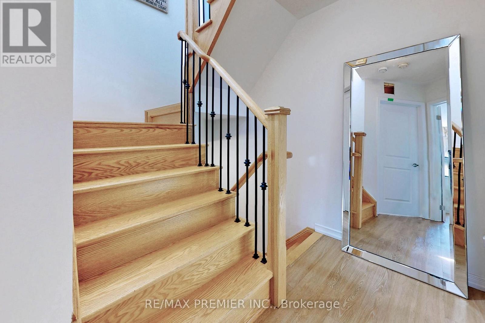 Photo 18 of 121 32 Fieldway Road, Toronto ON