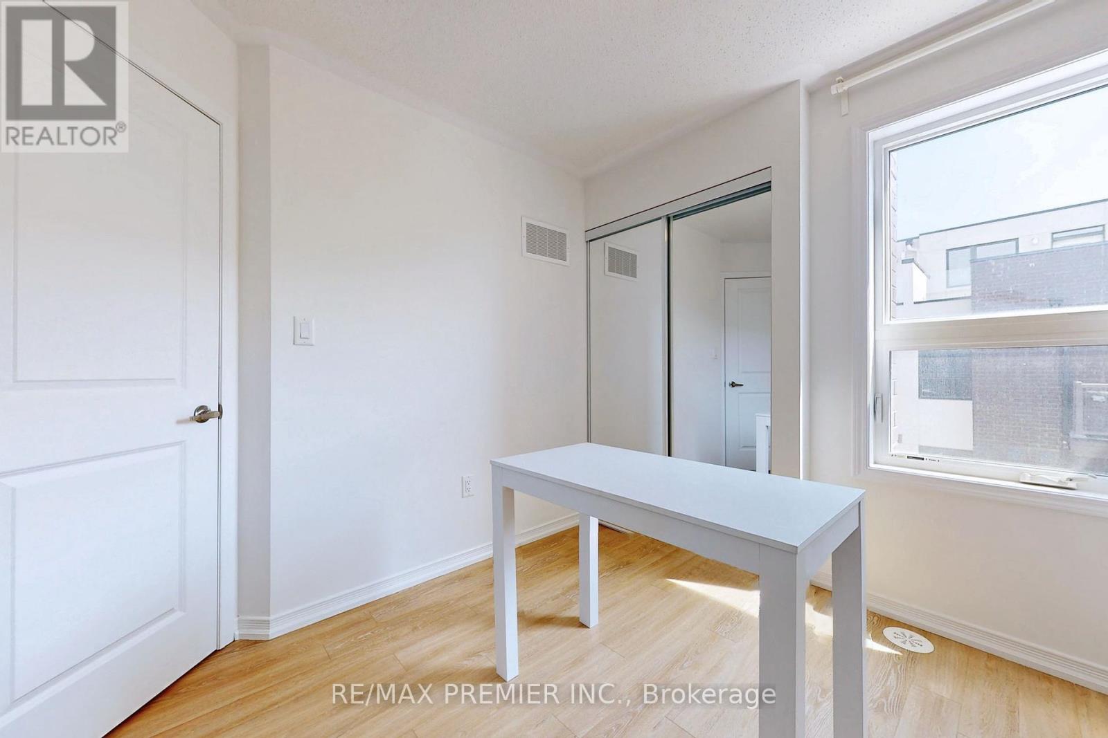 Photo 11 of 121 32 Fieldway Road, Toronto ON