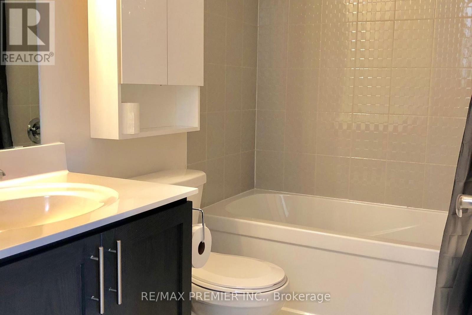 Photo 6 of 121 32 Fieldway Road, Toronto ON