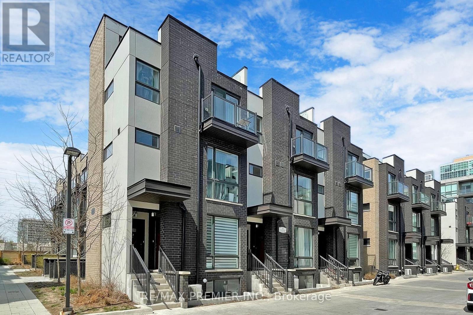 Photo 20 of 121 32 Fieldway Road, Toronto ON