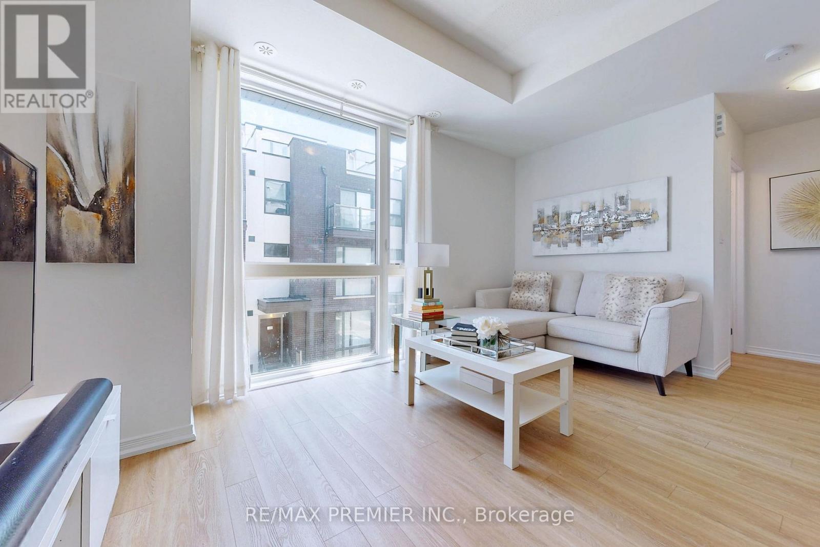 Photo 16 of 121 32 Fieldway Road, Toronto ON