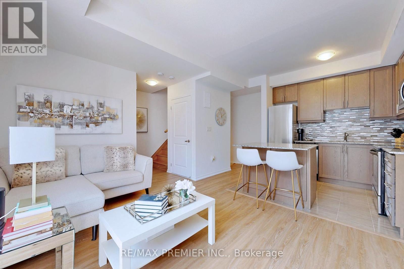 Photo 8 of 121 32 Fieldway Road, Toronto ON