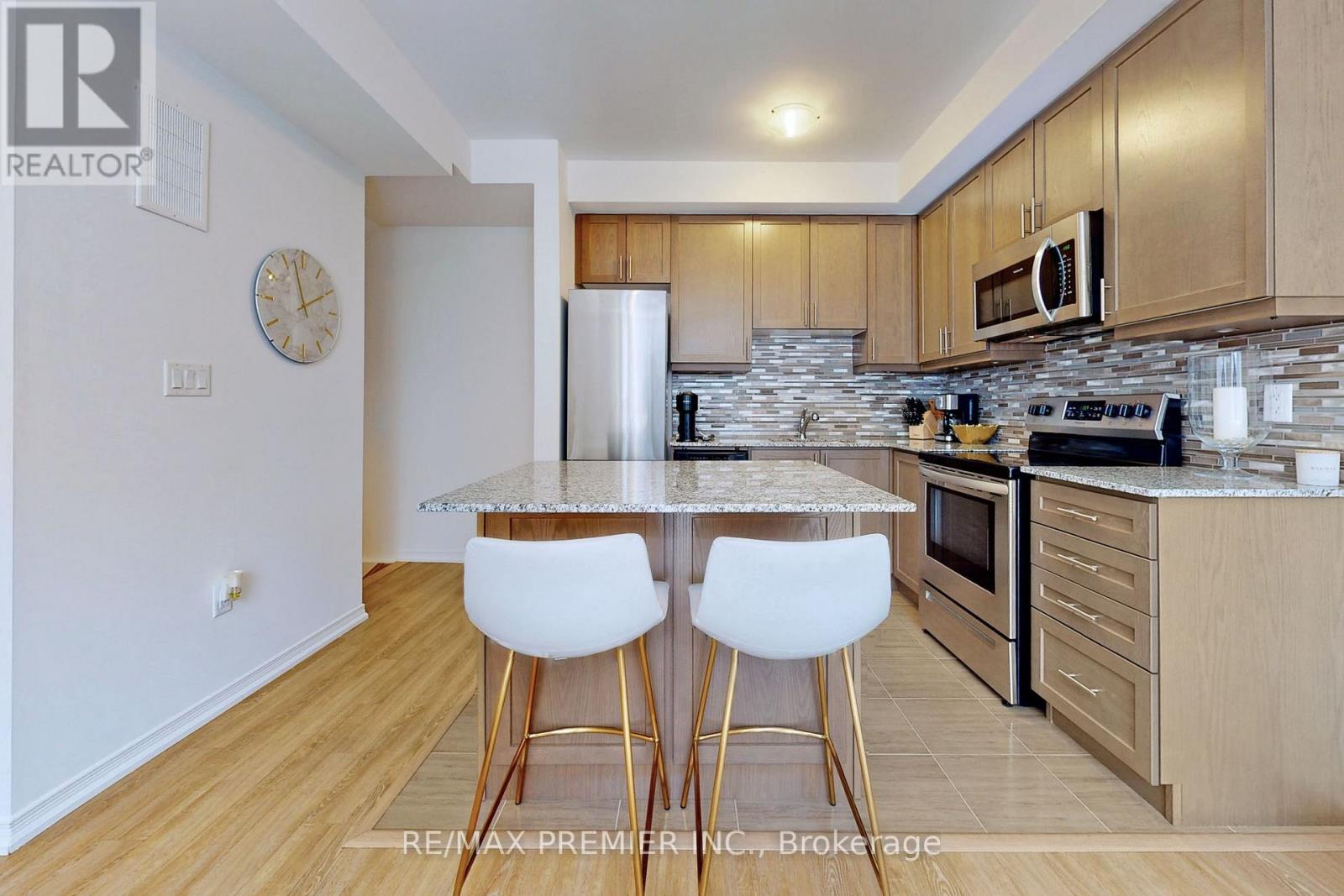 Photo 15 of 121 32 Fieldway Road, Toronto ON