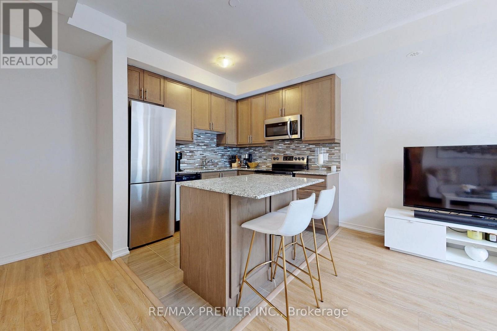Photo 2 of 121 32 Fieldway Road, Toronto ON