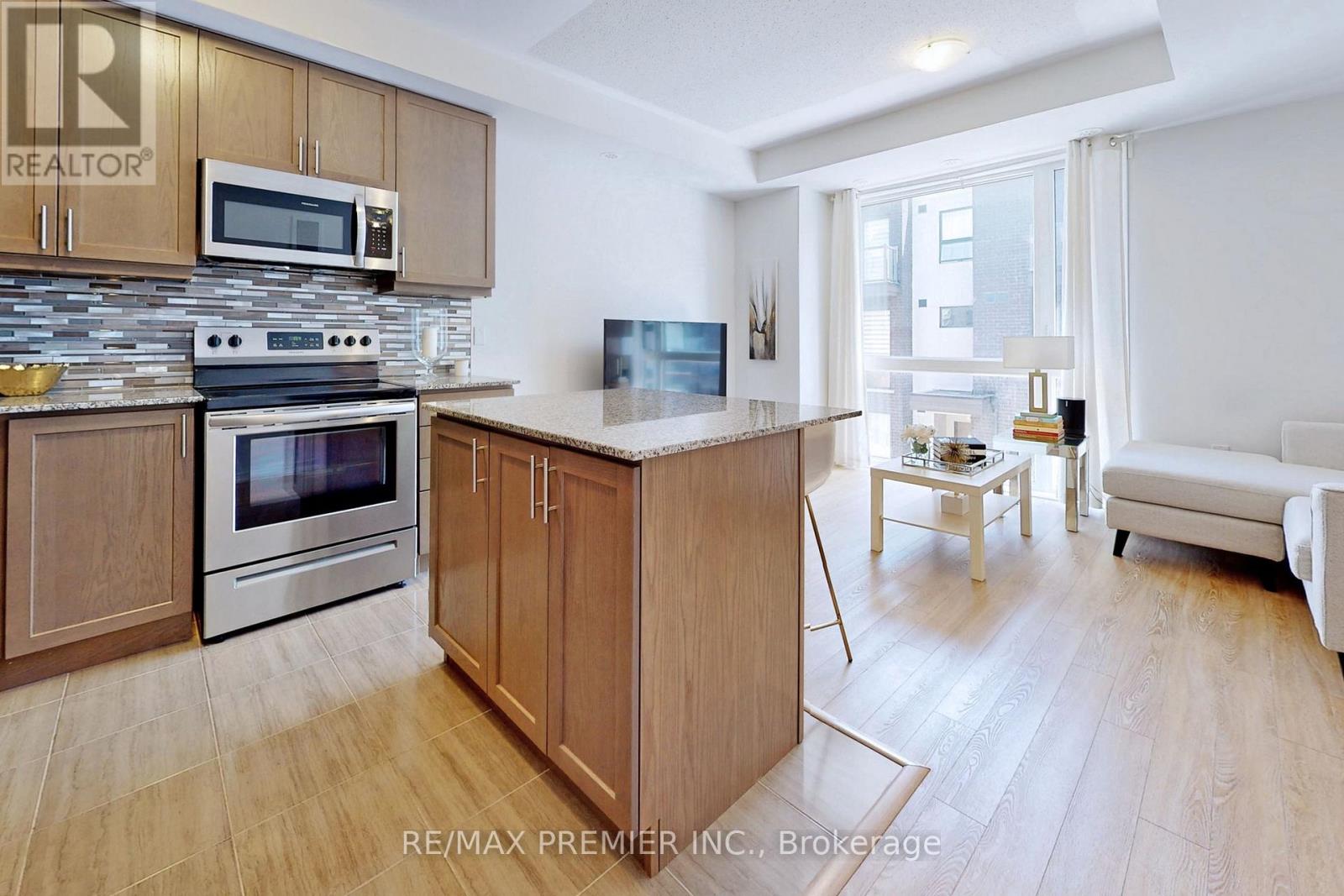 Photo 10 of 121 32 Fieldway Road, Toronto ON