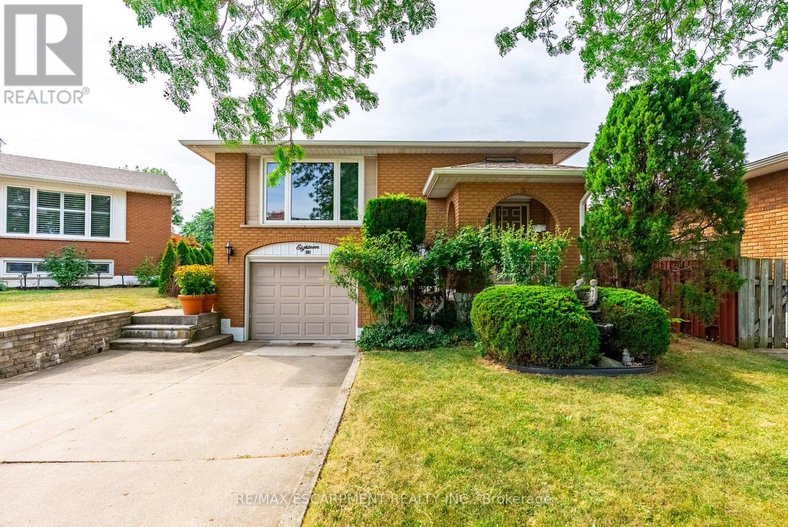 Photo 1 of 18 Renner Court, Hamilton ON