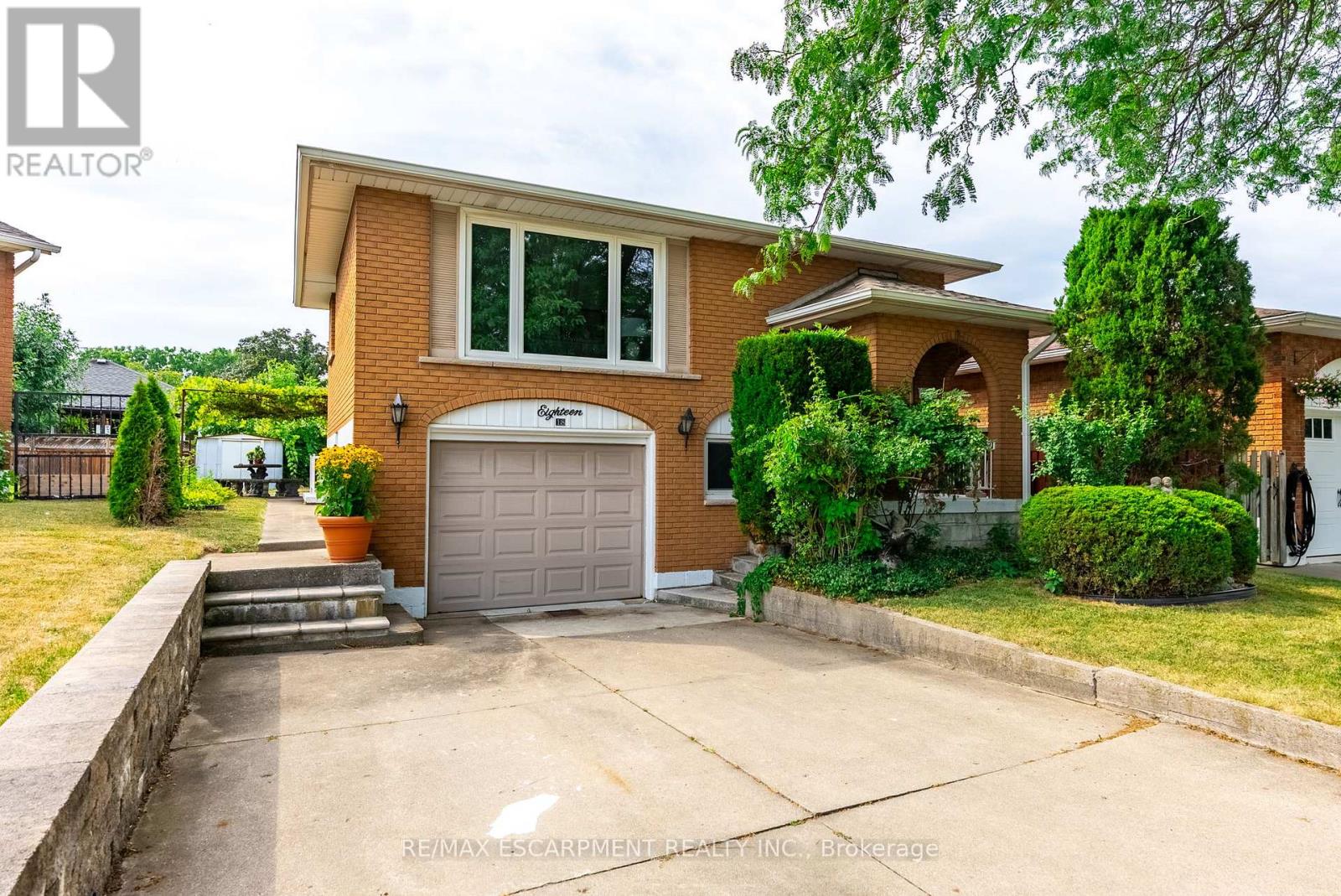 Photo 3 of 18 Renner Court, Hamilton ON