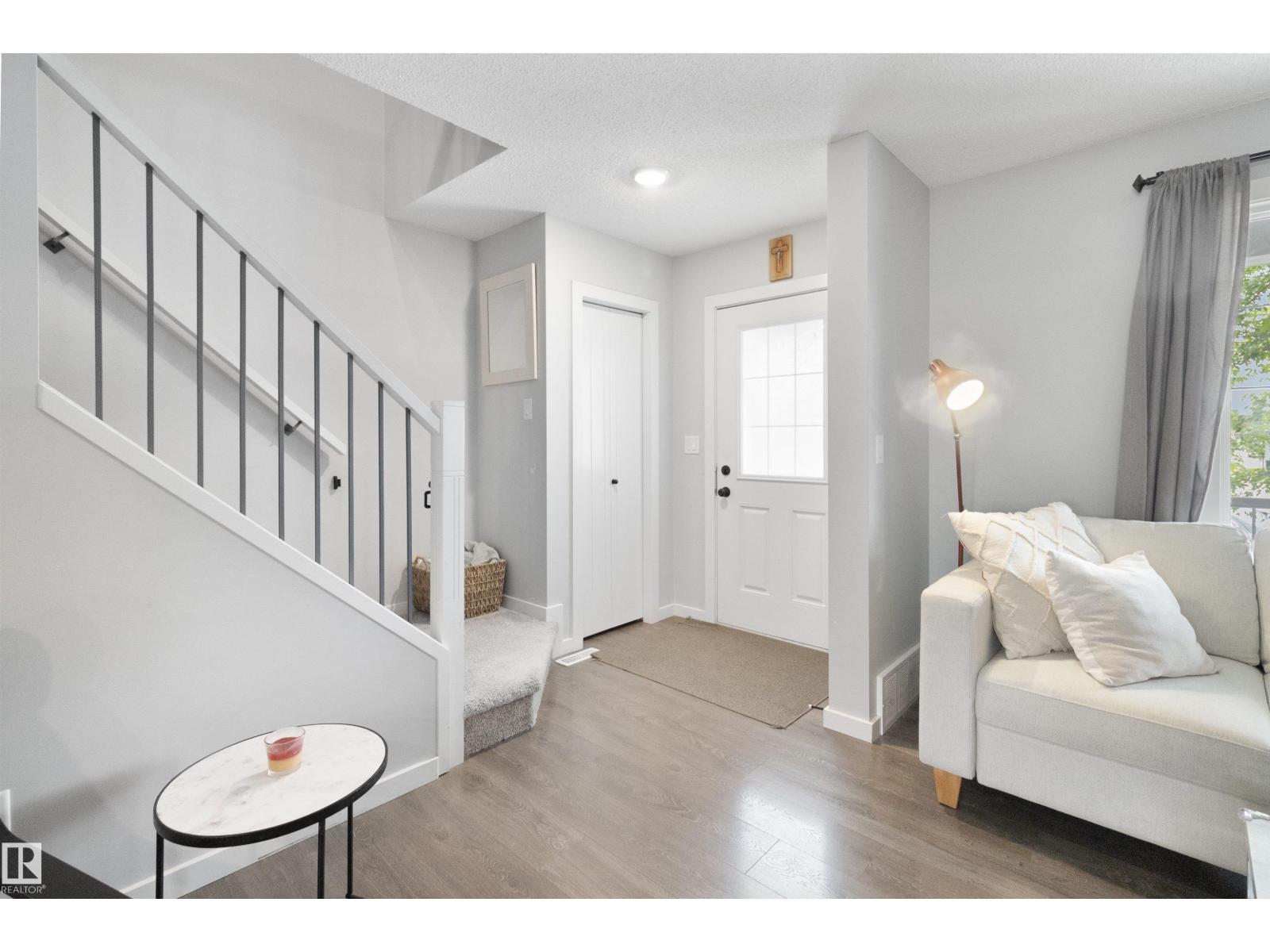 Photo 4 of 2654 Maple Wy Nw, Edmonton AB