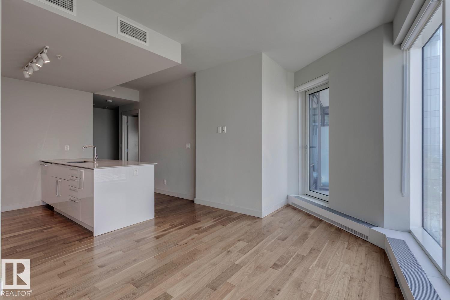 Photo 2 of 3012 10360 102 St Nw, Edmonton AB