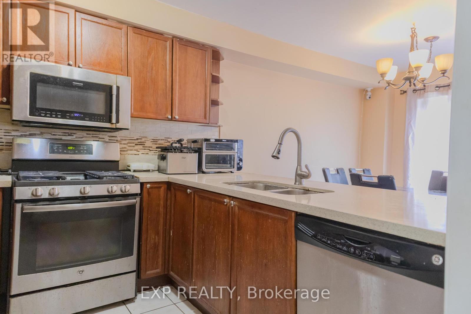 Photo 28 of 136 Kirkland Place, Whitby ON