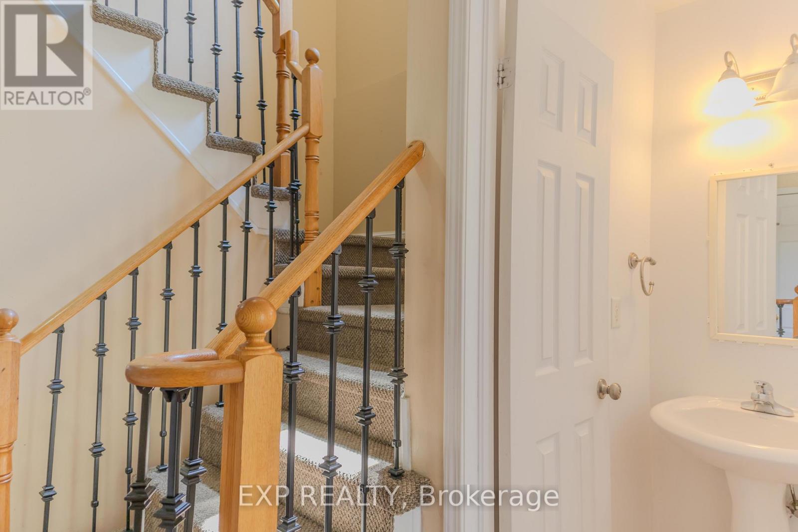 Photo 19 of 136 Kirkland Place, Whitby ON