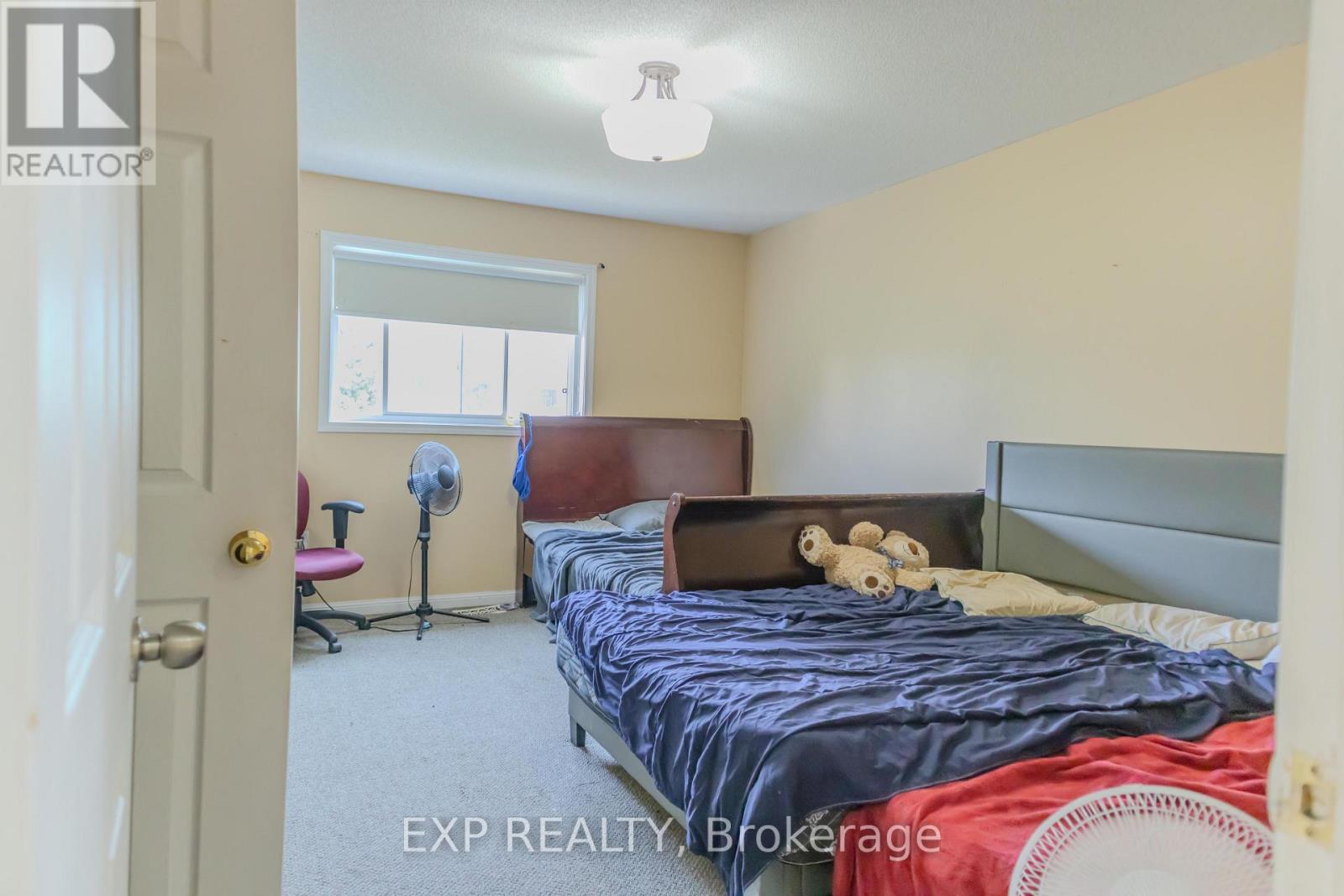 Photo 29 of 136 Kirkland Place, Whitby ON