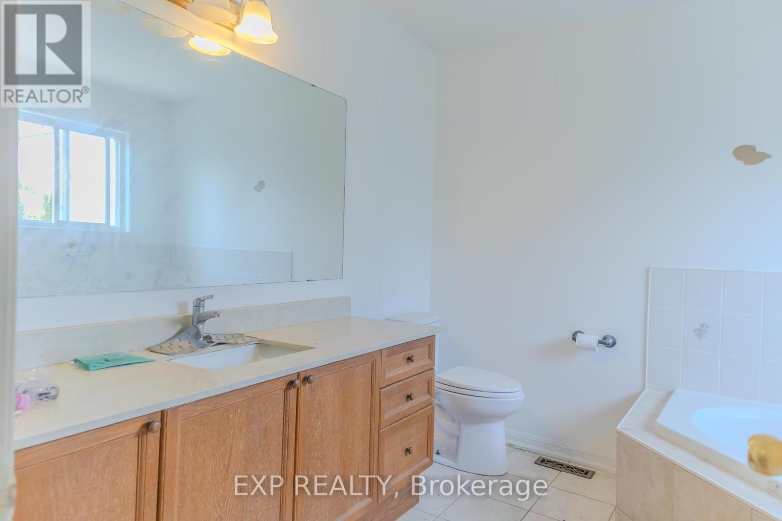 Photo 22 of 136 Kirkland Place, Whitby ON