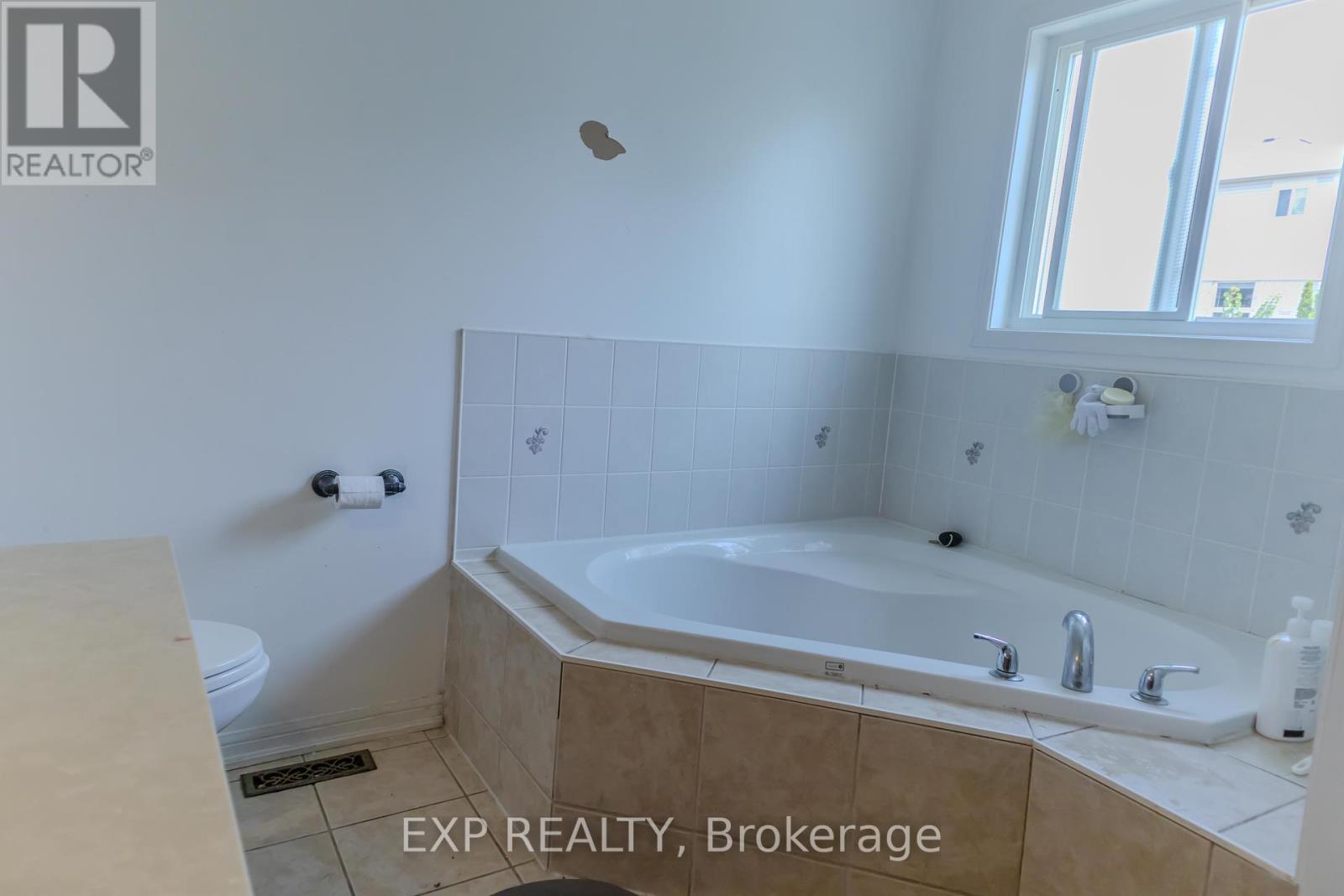 Photo 27 of 136 Kirkland Place, Whitby ON