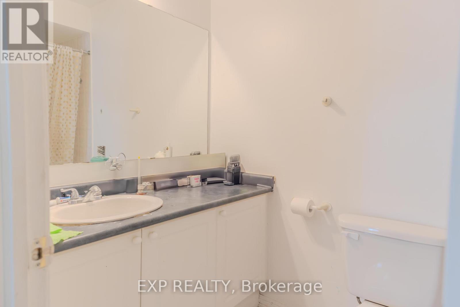 Photo 4 of 136 Kirkland Place, Whitby ON