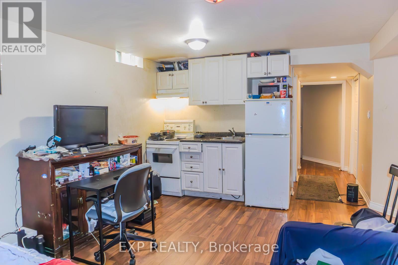 Photo 17 of 136 Kirkland Place, Whitby ON