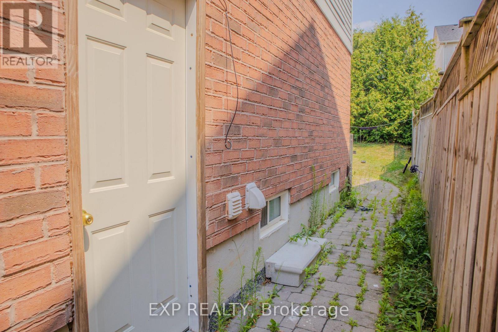 Photo 8 of 136 Kirkland Place, Whitby ON