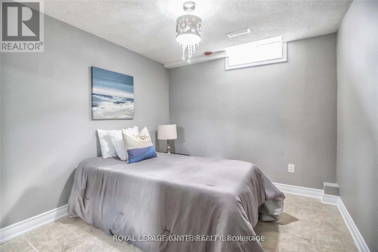 Photo 4 of Bsmt 11 Carisbrooke Square, Toronto ON