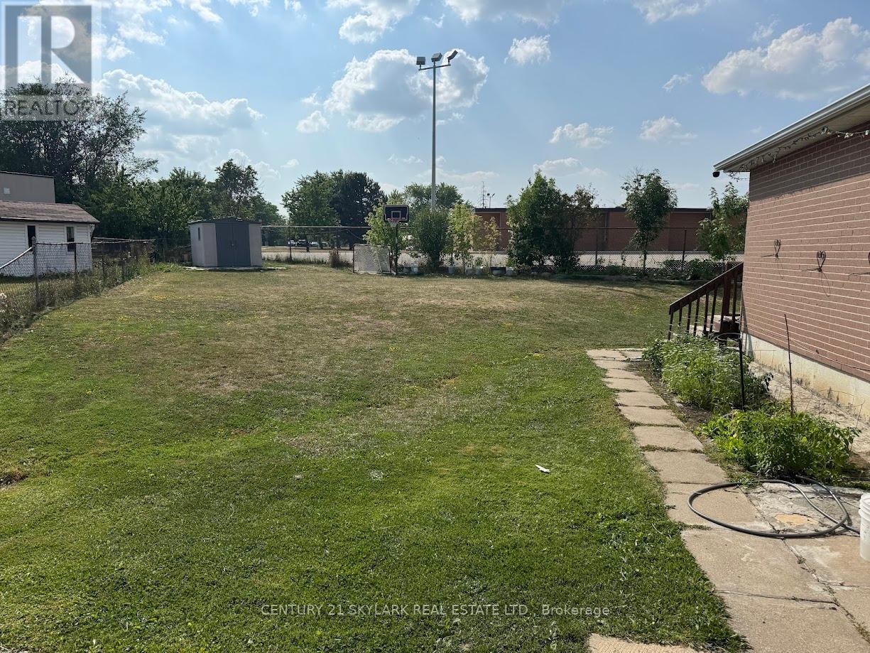 Photo 11 of 44 Deeside Crescent, Brampton ON