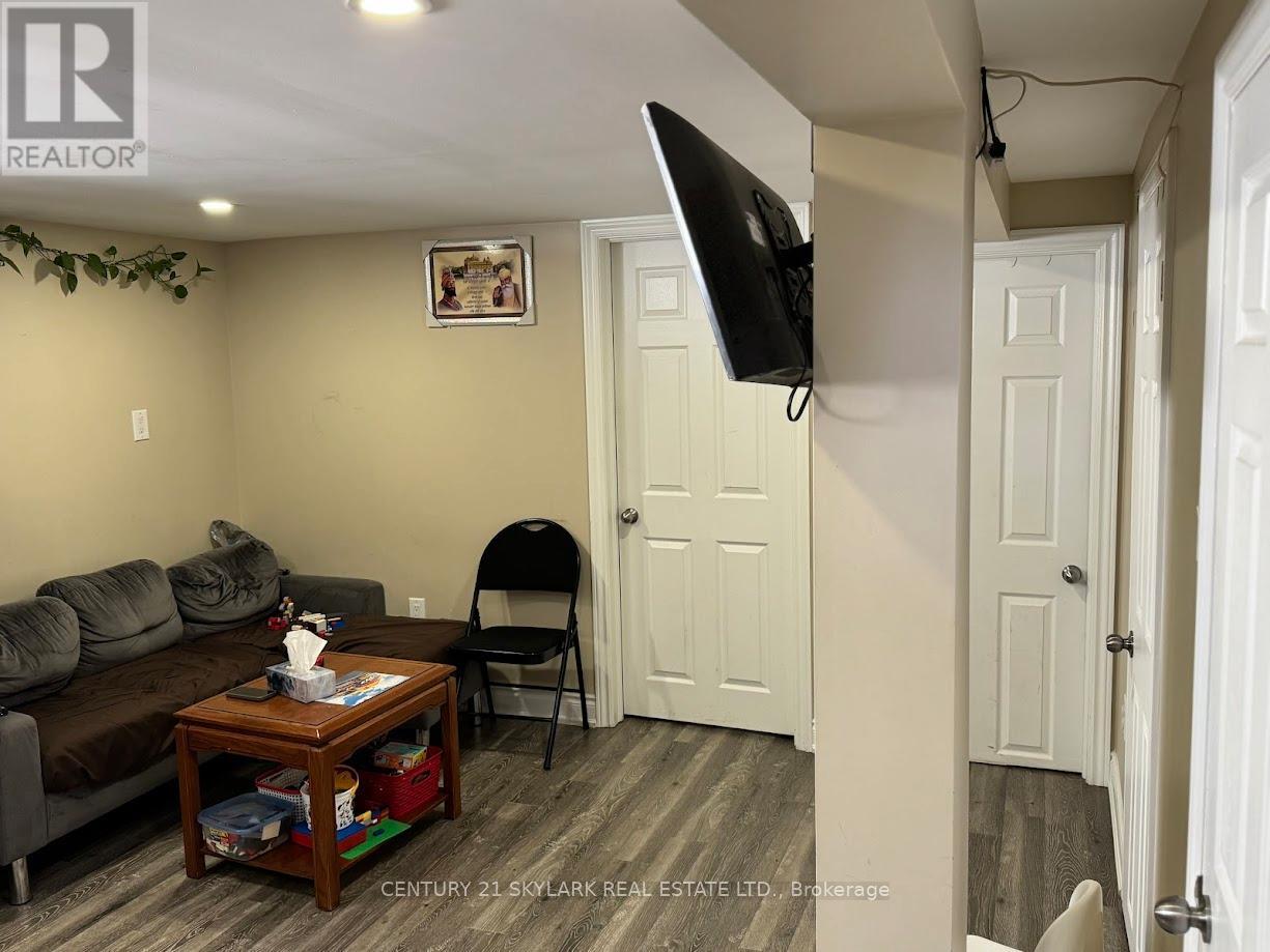 Photo 9 of 44 Deeside Crescent, Brampton ON