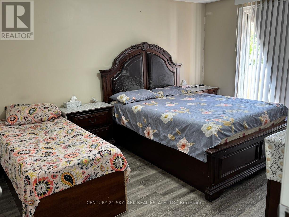Photo 5 of 44 Deeside Crescent, Brampton ON