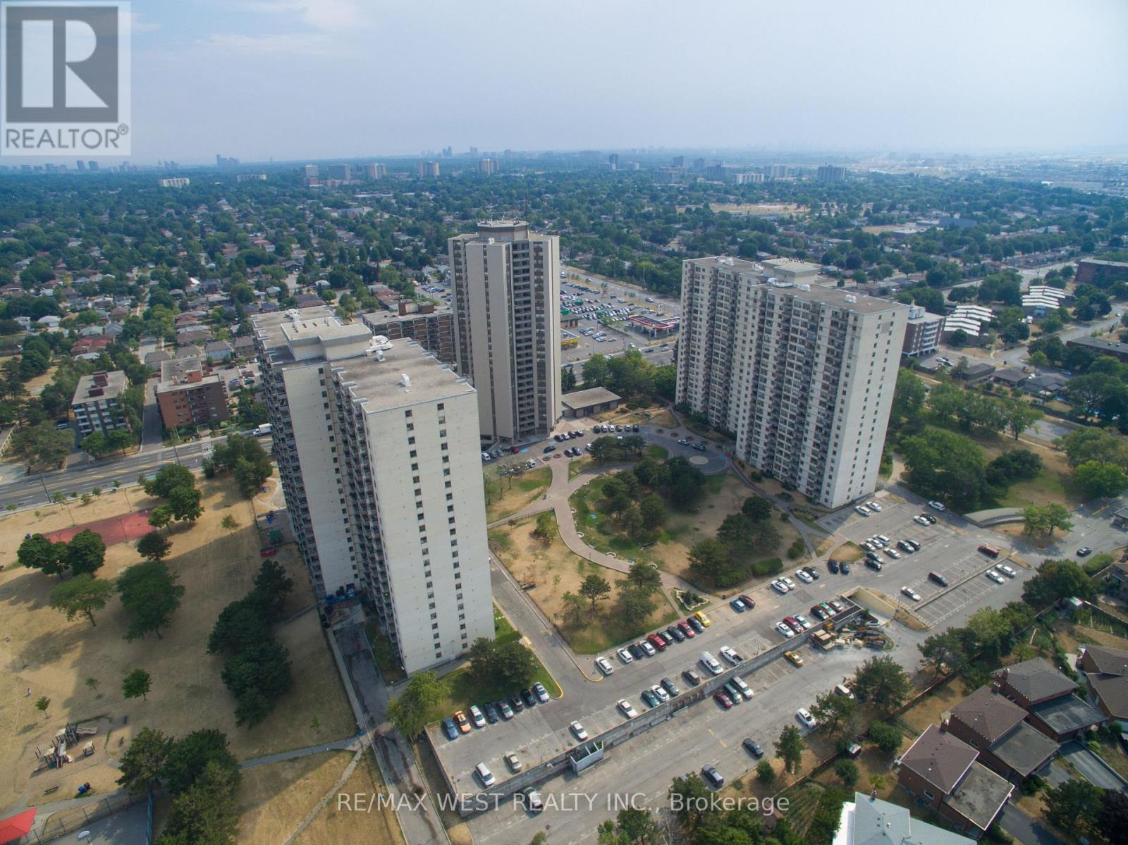 Photo 4 of 1410 370 Dixon Road, Toronto ON