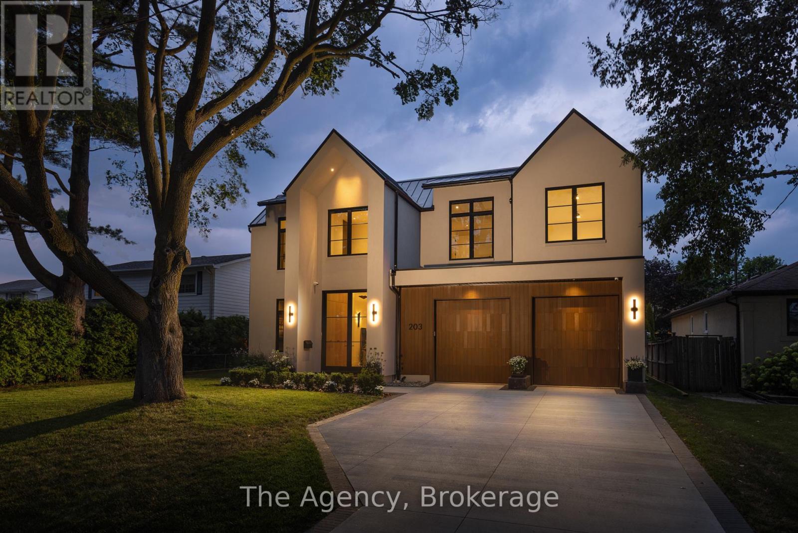 Photo 2 of 203 Weybourne Road, Oakville ON