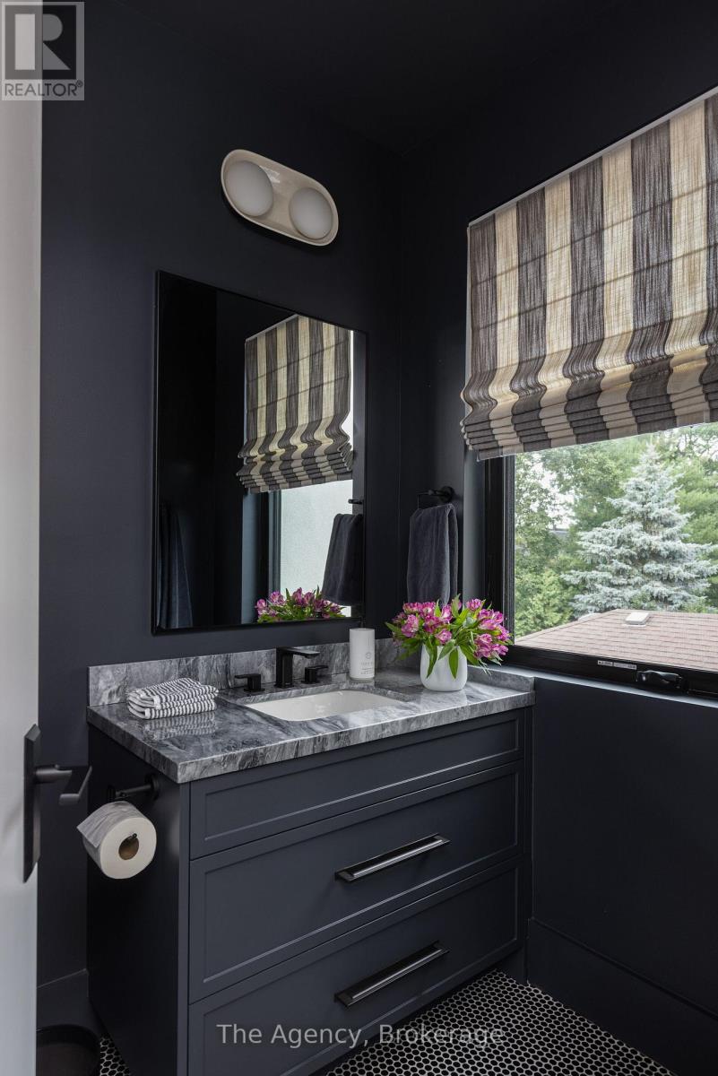 Photo 35 of 203 Weybourne Road, Oakville ON