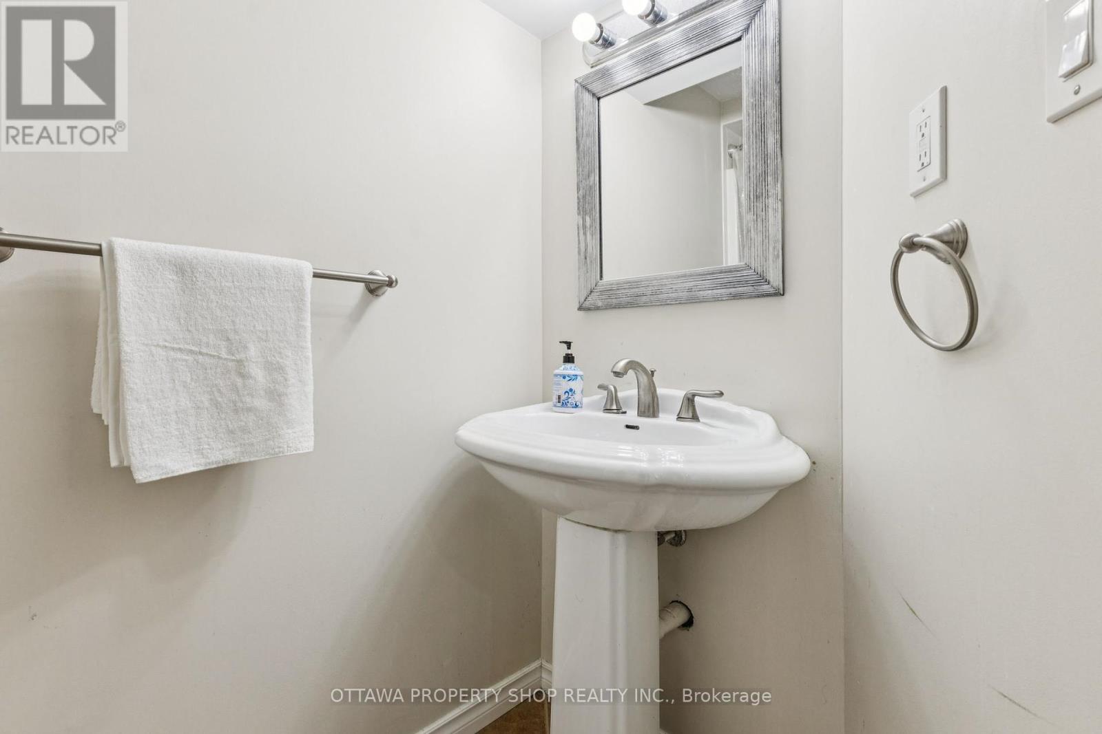 Photo 12 of 67 Gentle Gate Crescent, Ottawa ON