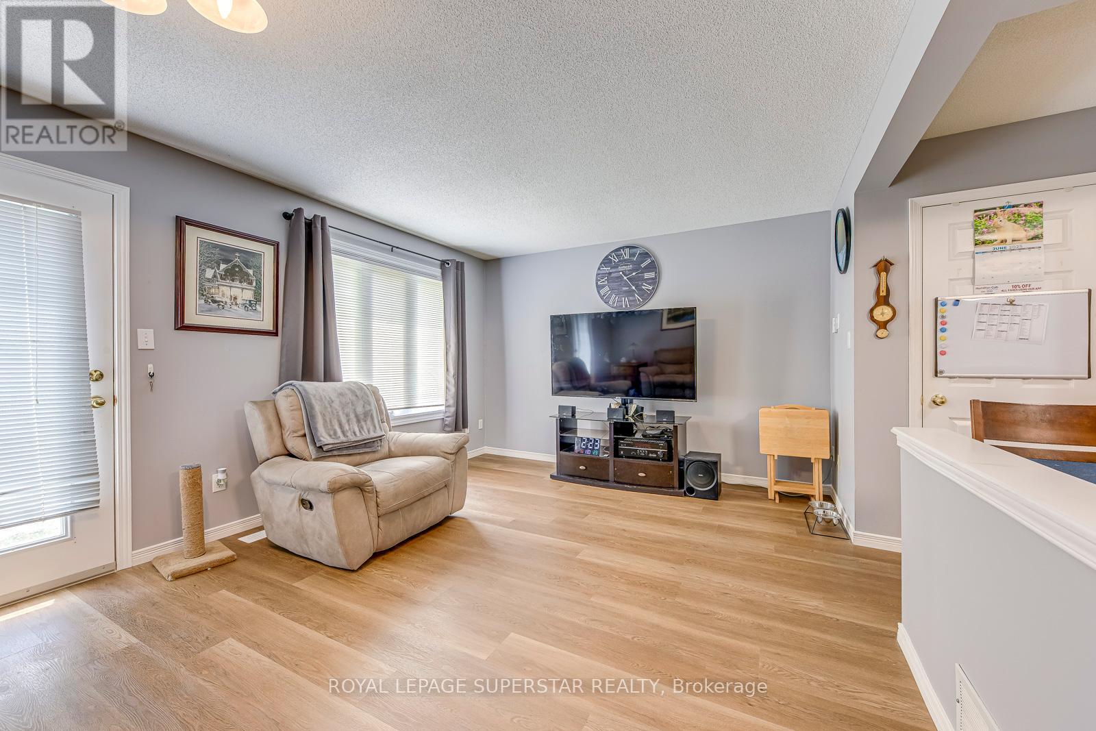 Photo 3 of 17 1809 Upper Wentworth Street, Hamilton ON