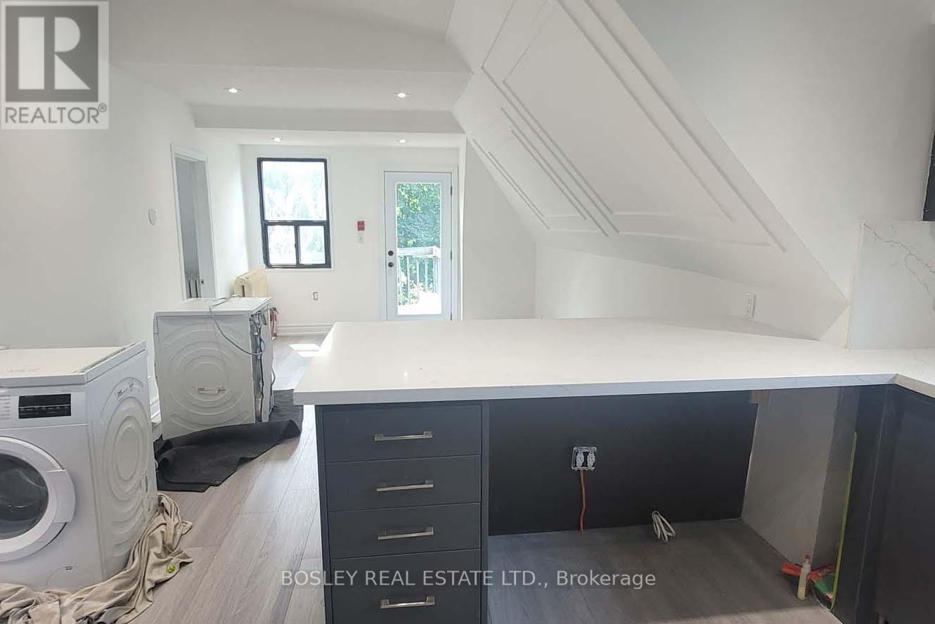 Photo 5 of 3 166 Spadina Road, Toronto ON