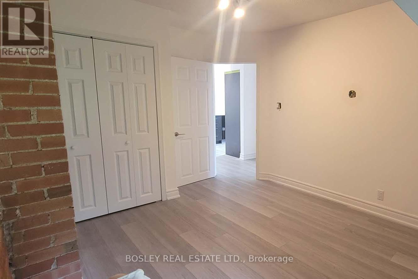 Photo 4 of 3 166 Spadina Road, Toronto ON