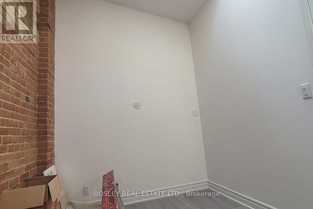 Photo 7 of 3 166 Spadina Road, Toronto ON