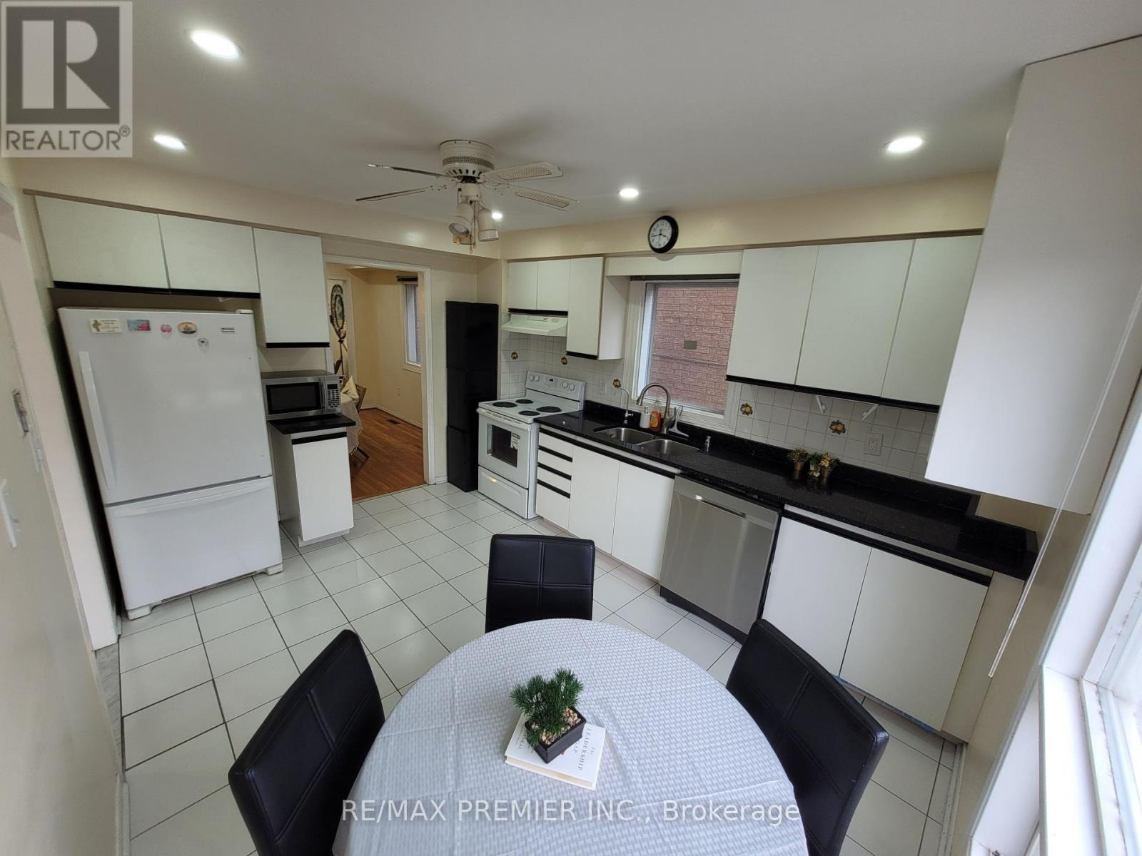 Photo 10 of 40 Kentucky Drive, Brampton ON