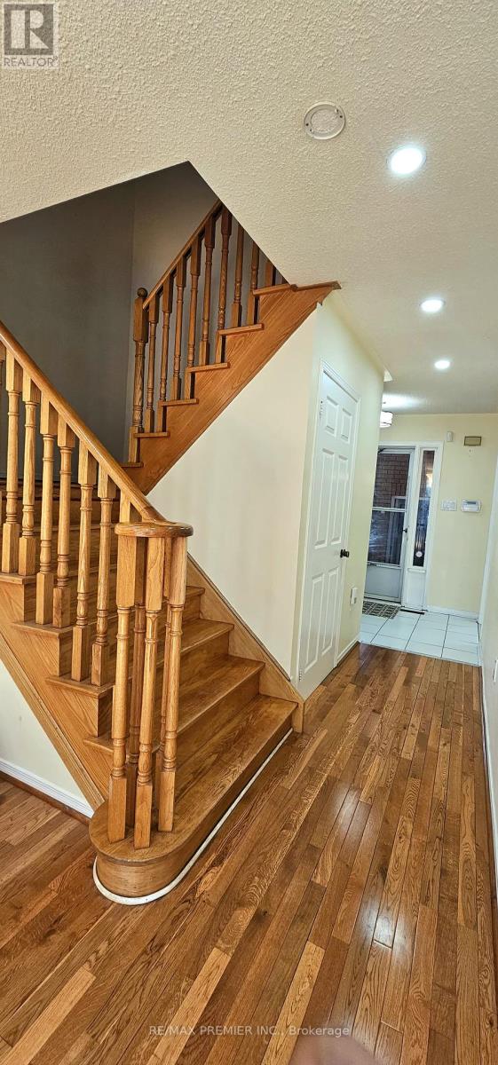 Photo 13 of 40 Kentucky Drive, Brampton ON
