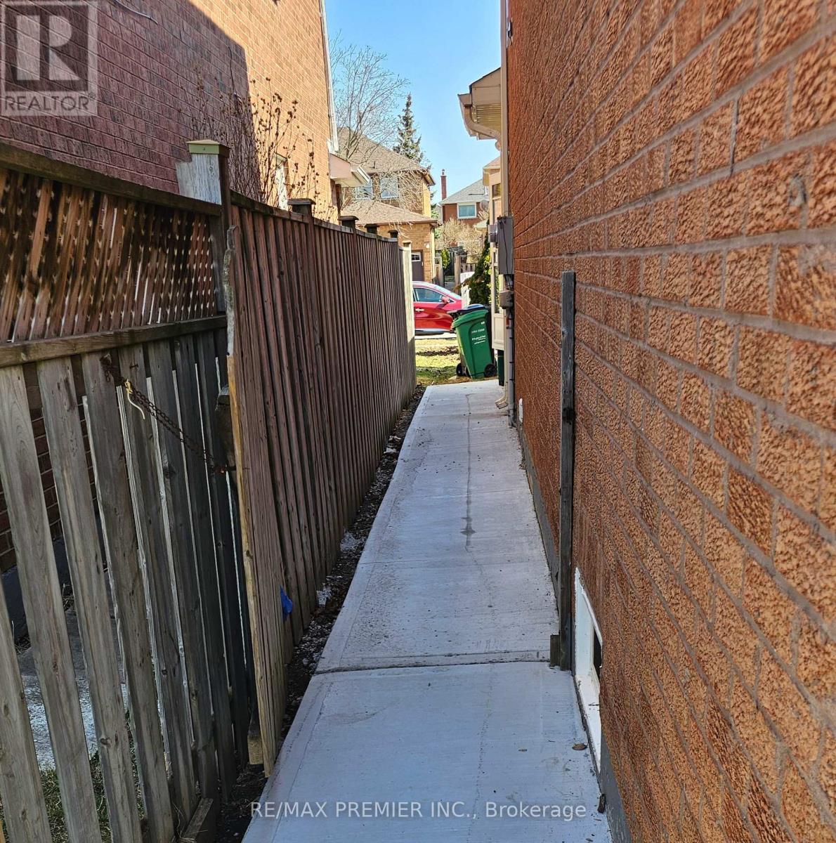 Photo 17 of 40 Kentucky Drive, Brampton ON