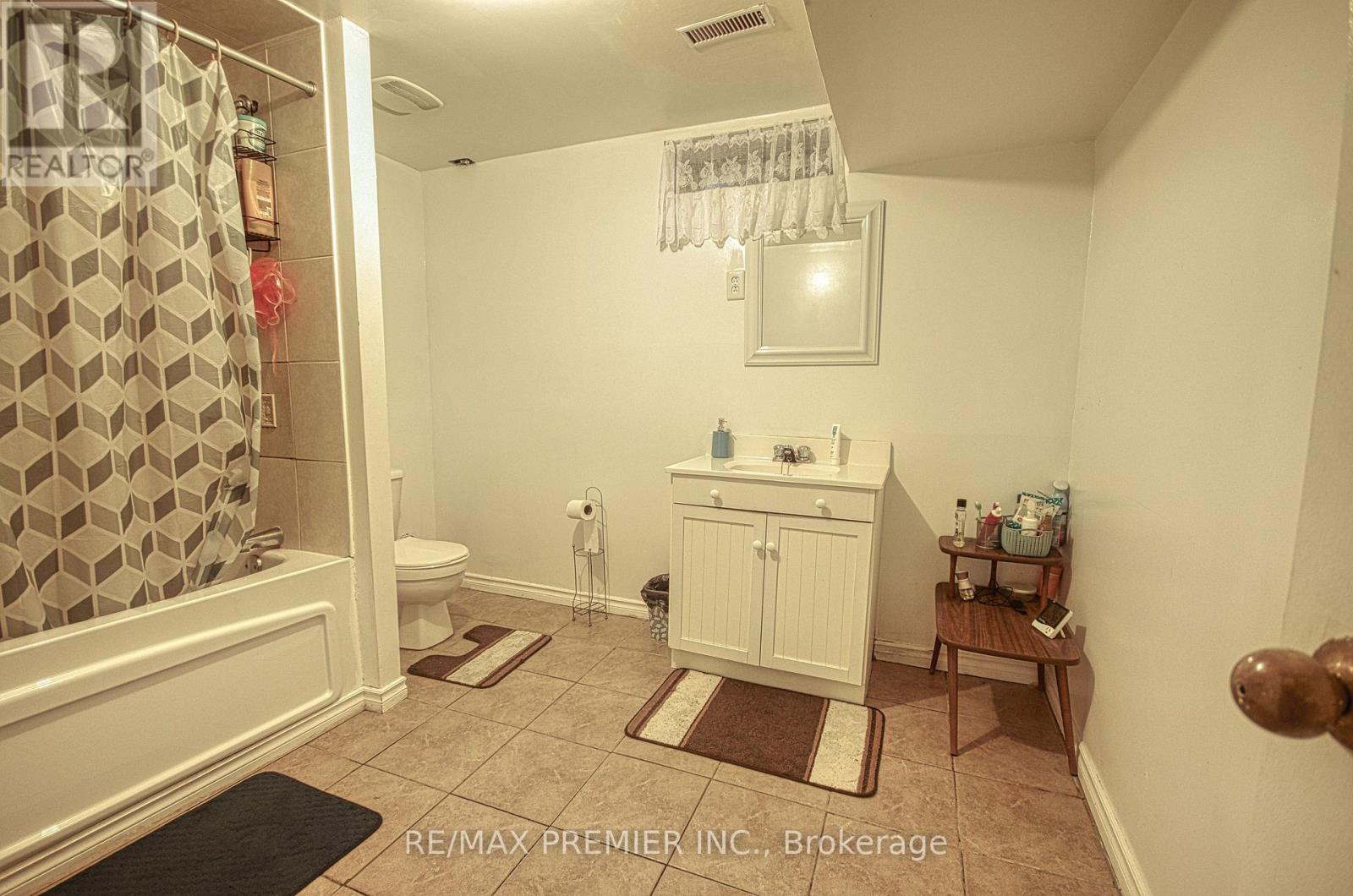 Photo 24 of 40 Kentucky Drive, Brampton ON