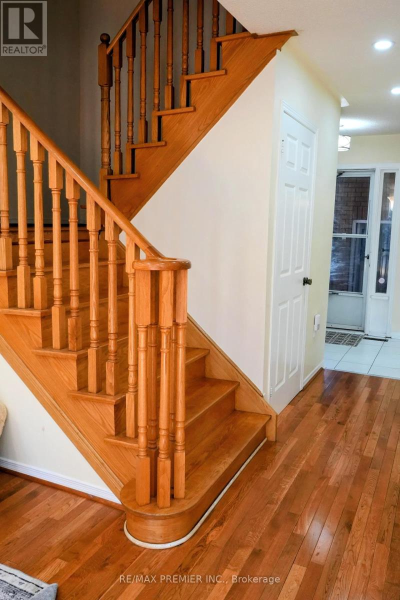 Photo 9 of 40 Kentucky Drive, Brampton ON