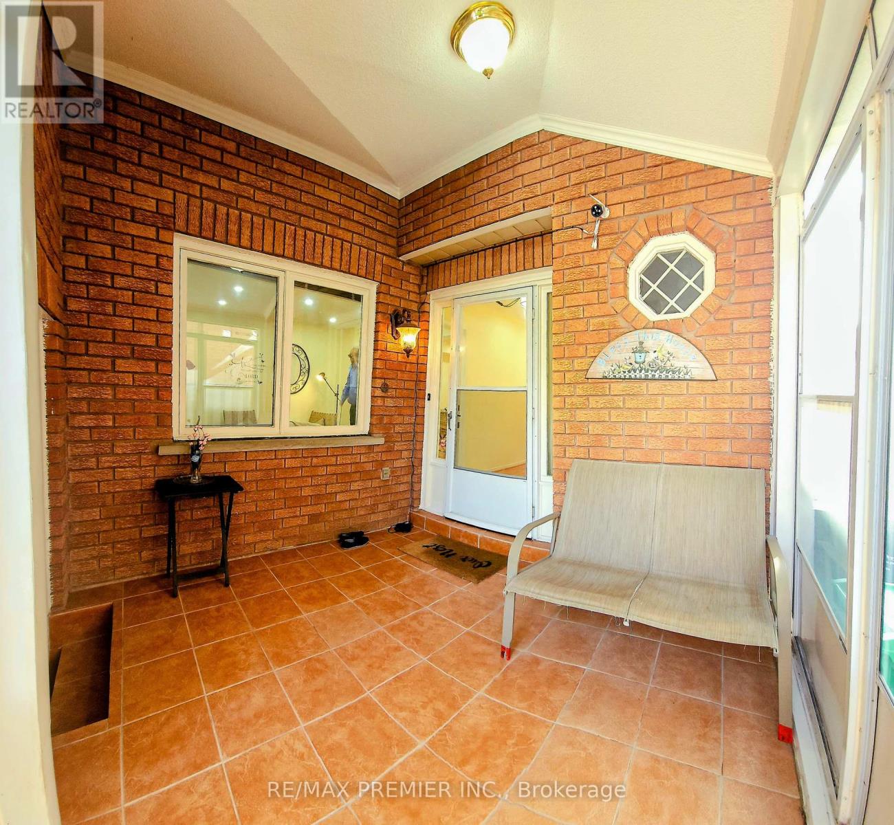 Photo 4 of 40 Kentucky Drive, Brampton ON