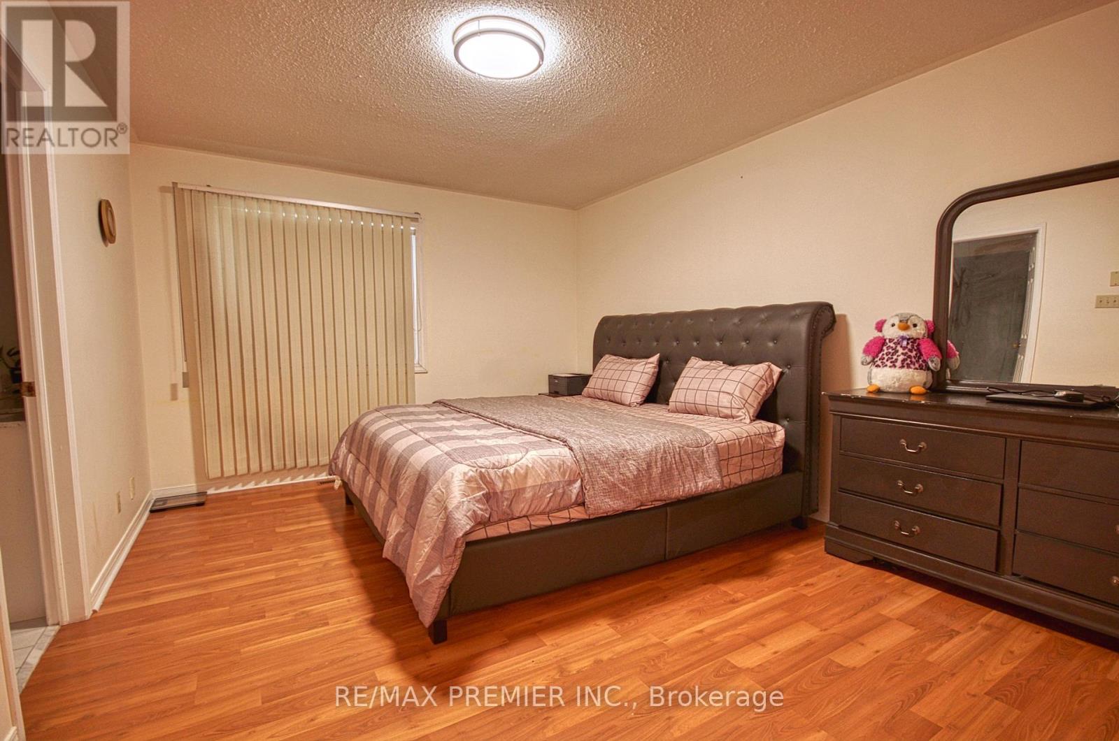 Photo 25 of 40 Kentucky Drive, Brampton ON