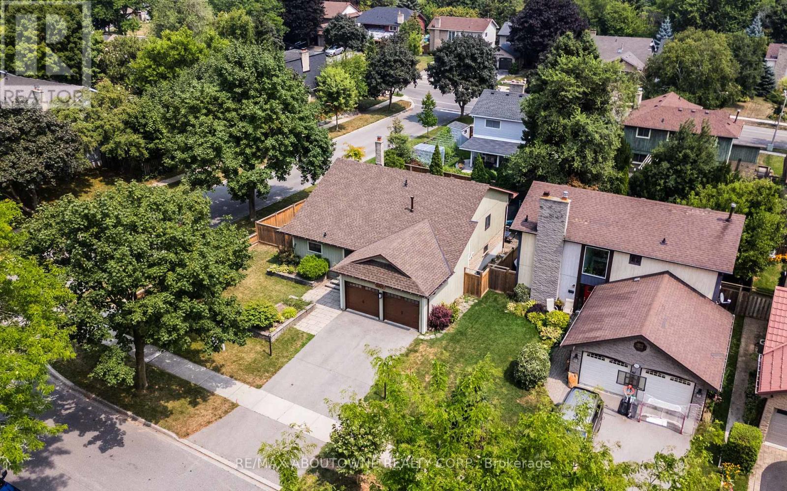 Photo 31 of 2362 Sinclair Circle, Burlington ON