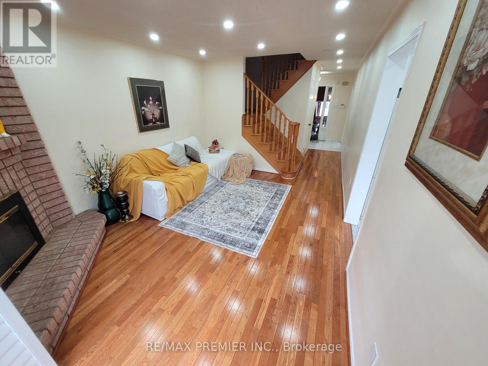 Photo 8 of 40 Kentucky Drive, Brampton ON