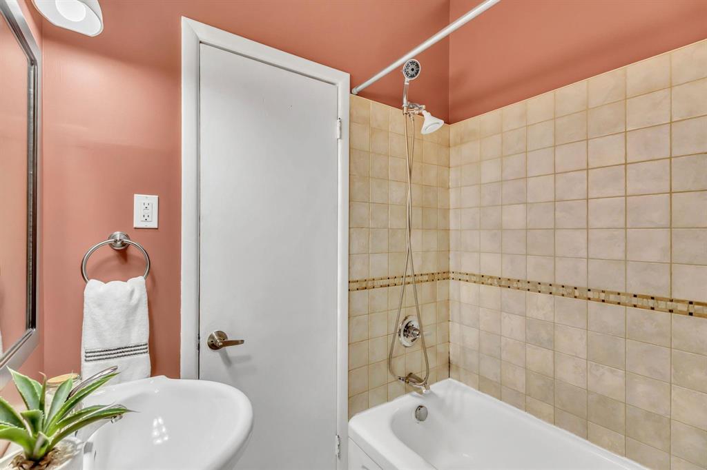 Photo 16 of 860 Strathcona Street, Winnipeg MB